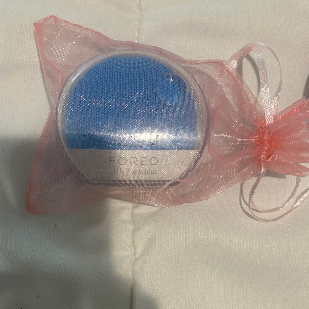 FOREO LUNA Play Plus in Blue with Pink Pouch